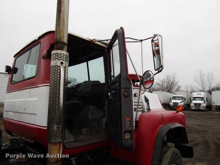 image for item DH8453 1999 Mack DM600 roll-off container truck