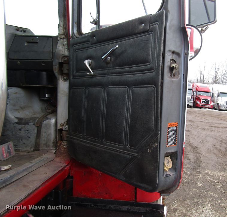 image for item DH8453 1999 Mack DM600 roll-off container truck