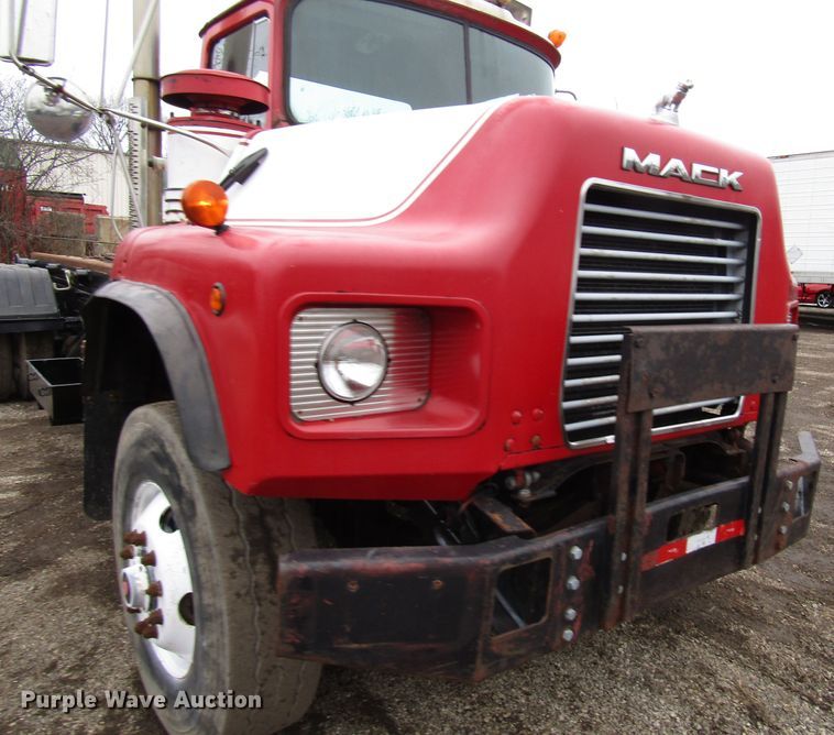 image for item DH8453 1999 Mack DM600 roll-off container truck
