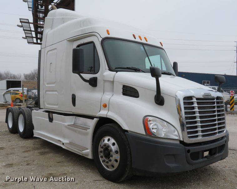 image for item DI2103 2014 Freightliner Cascadia semi truck