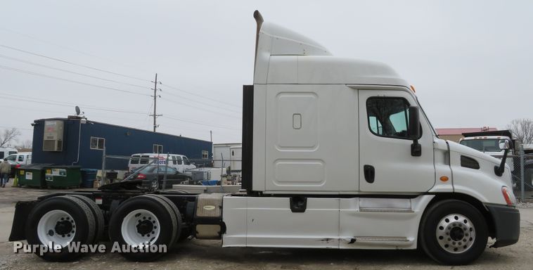 image for item DI2103 2014 Freightliner Cascadia semi truck