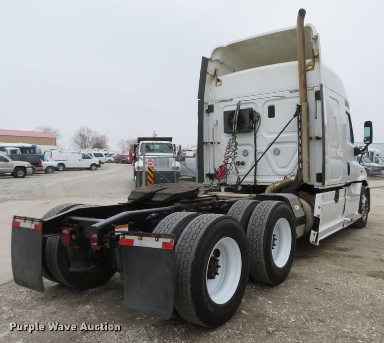image for item DI2103 2014 Freightliner Cascadia semi truck