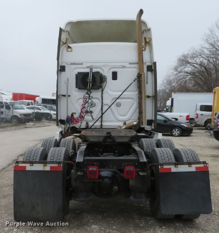 image for item DI2103 2014 Freightliner Cascadia semi truck