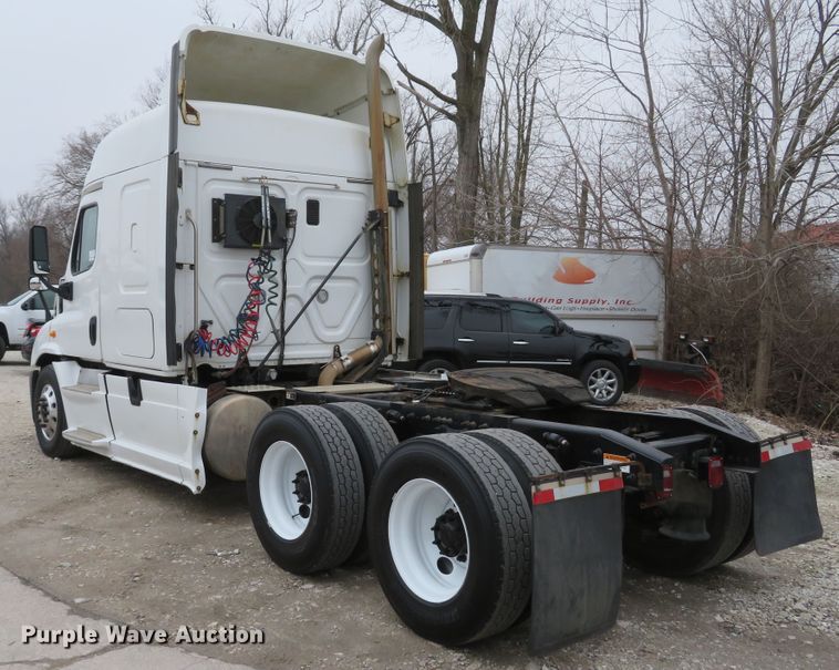 image for item DI2103 2014 Freightliner Cascadia semi truck
