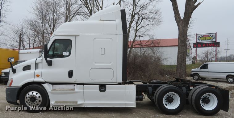image for item DI2103 2014 Freightliner Cascadia semi truck