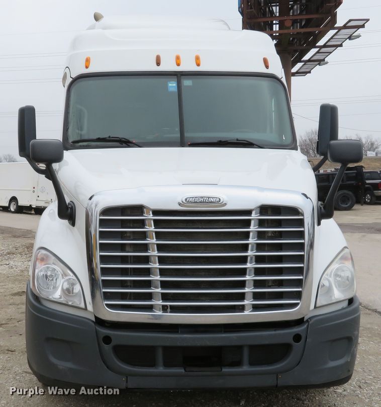image for item DI2103 2014 Freightliner Cascadia semi truck