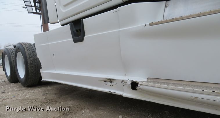 image for item DI2103 2014 Freightliner Cascadia semi truck