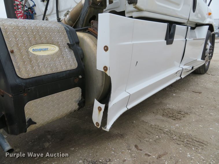 image for item DI2103 2014 Freightliner Cascadia semi truck