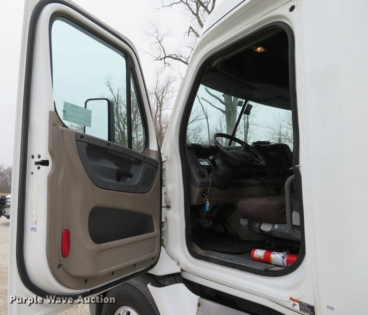 image for item DI2103 2014 Freightliner Cascadia semi truck