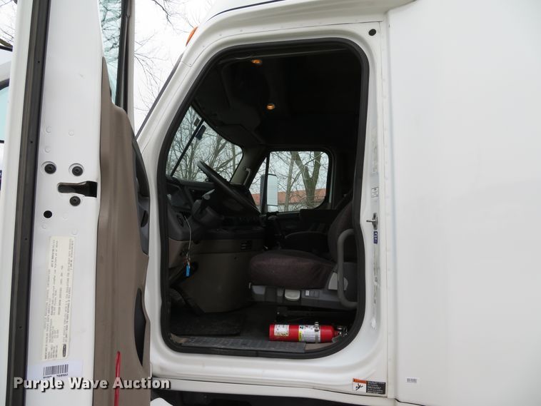 image for item DI2103 2014 Freightliner Cascadia semi truck