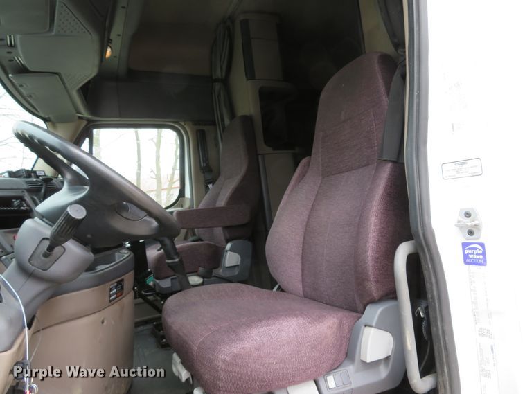 image for item DI2103 2014 Freightliner Cascadia semi truck