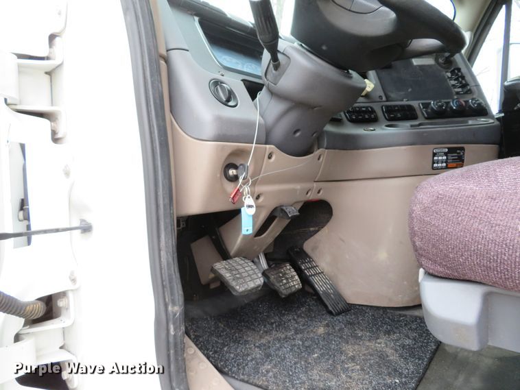 image for item DI2103 2014 Freightliner Cascadia semi truck