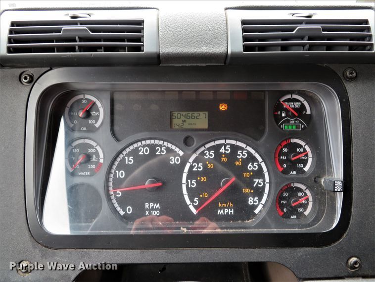 image for item DI2103 2014 Freightliner Cascadia semi truck