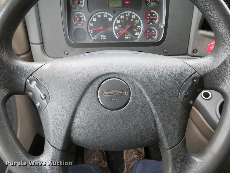 image for item DI2103 2014 Freightliner Cascadia semi truck