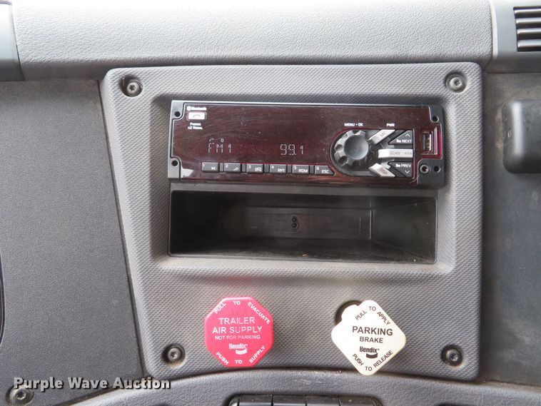 image for item DI2103 2014 Freightliner Cascadia semi truck