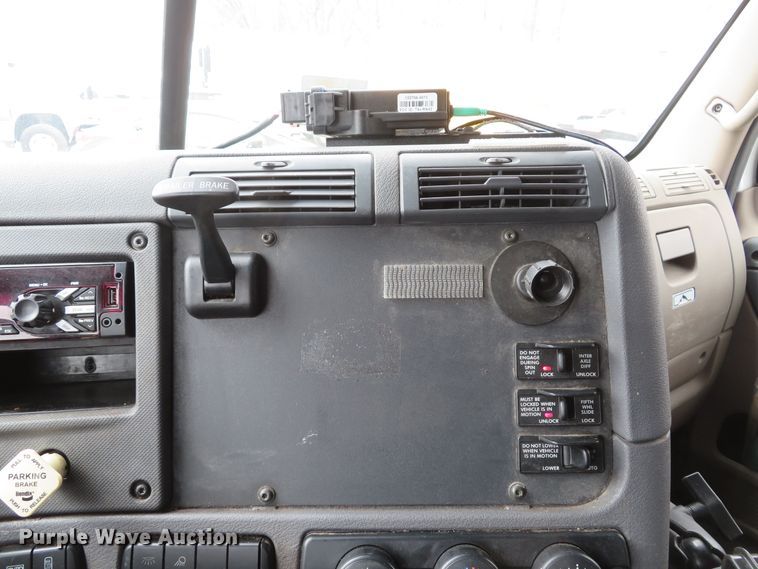 image for item DI2103 2014 Freightliner Cascadia semi truck