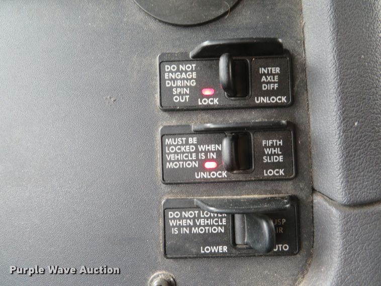 image for item DI2103 2014 Freightliner Cascadia semi truck