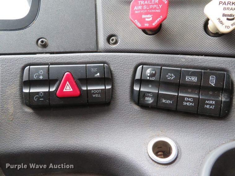 image for item DI2103 2014 Freightliner Cascadia semi truck