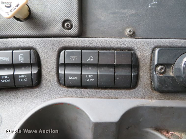 image for item DI2103 2014 Freightliner Cascadia semi truck