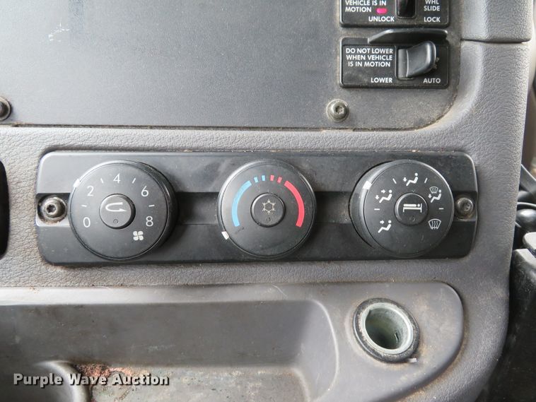 image for item DI2103 2014 Freightliner Cascadia semi truck