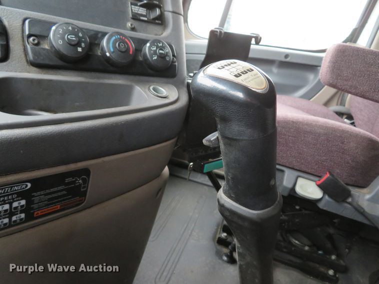 image for item DI2103 2014 Freightliner Cascadia semi truck