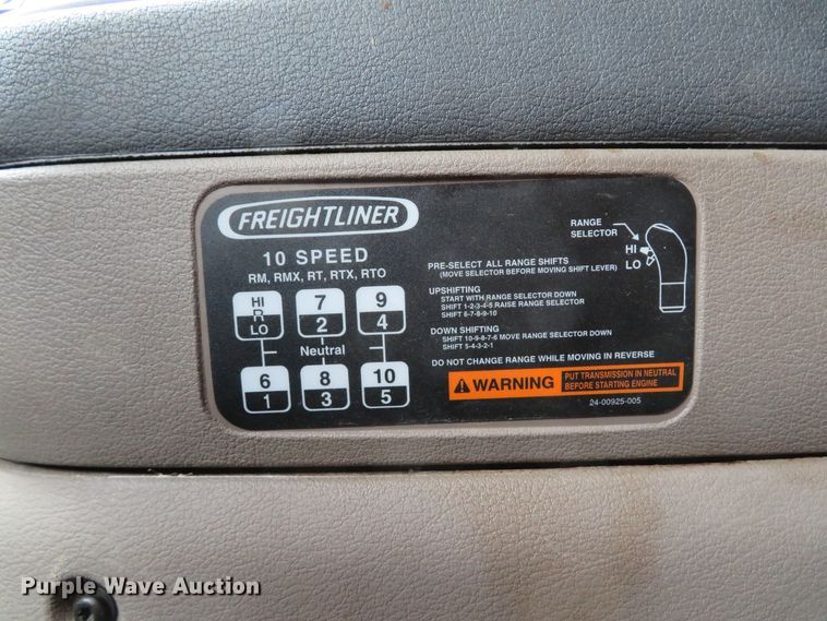 image for item DI2103 2014 Freightliner Cascadia semi truck