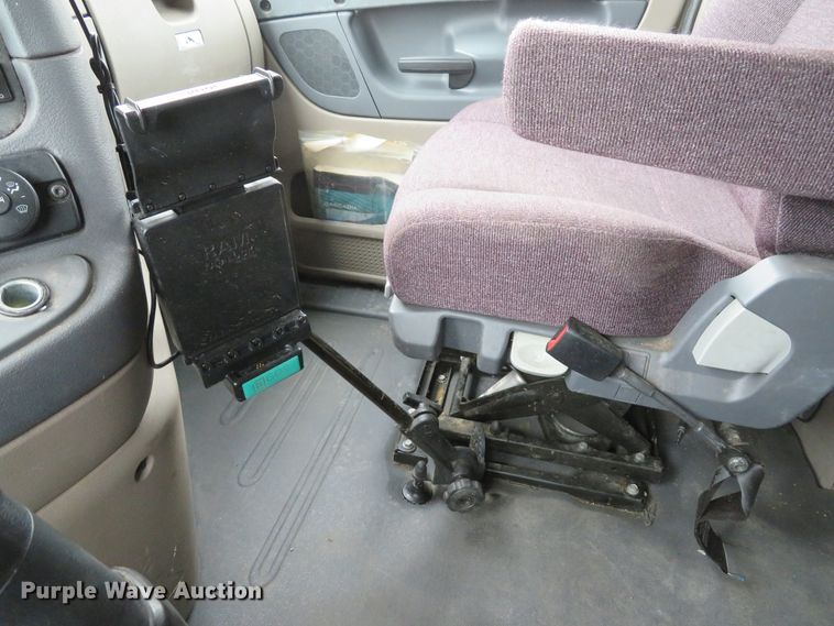 image for item DI2103 2014 Freightliner Cascadia semi truck