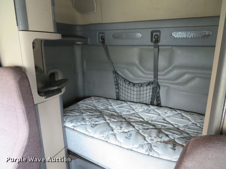 image for item DI2103 2014 Freightliner Cascadia semi truck