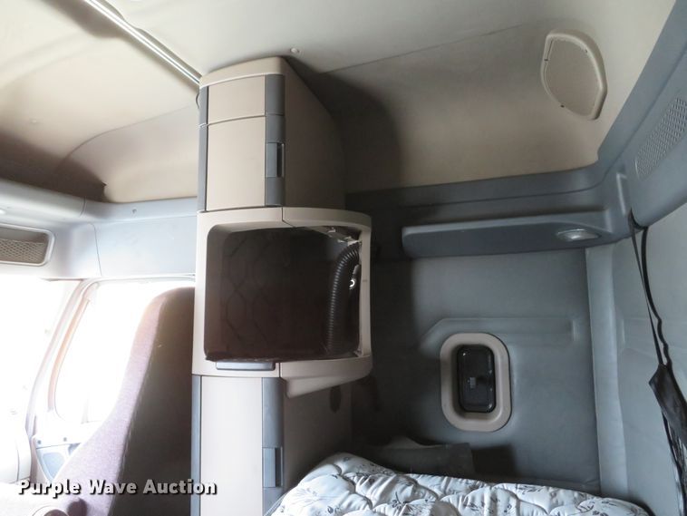 image for item DI2103 2014 Freightliner Cascadia semi truck