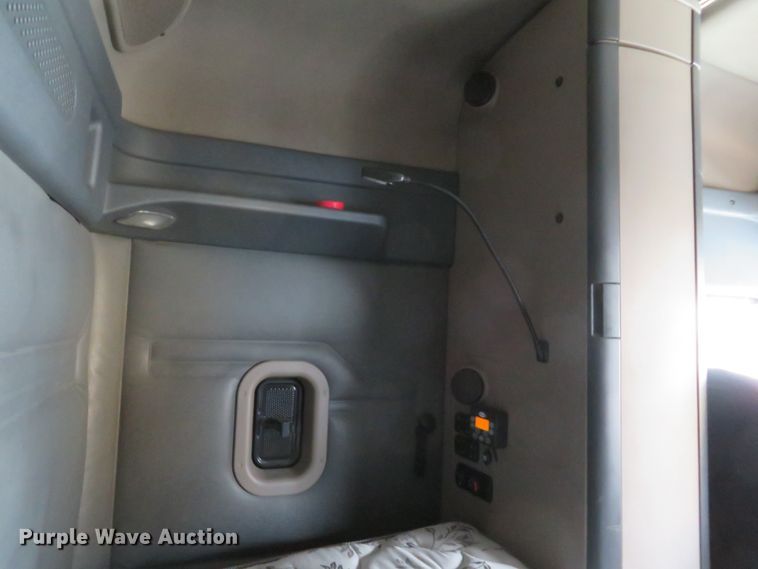 image for item DI2103 2014 Freightliner Cascadia semi truck