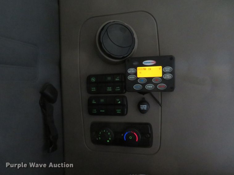 image for item DI2103 2014 Freightliner Cascadia semi truck