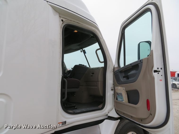 image for item DI2103 2014 Freightliner Cascadia semi truck