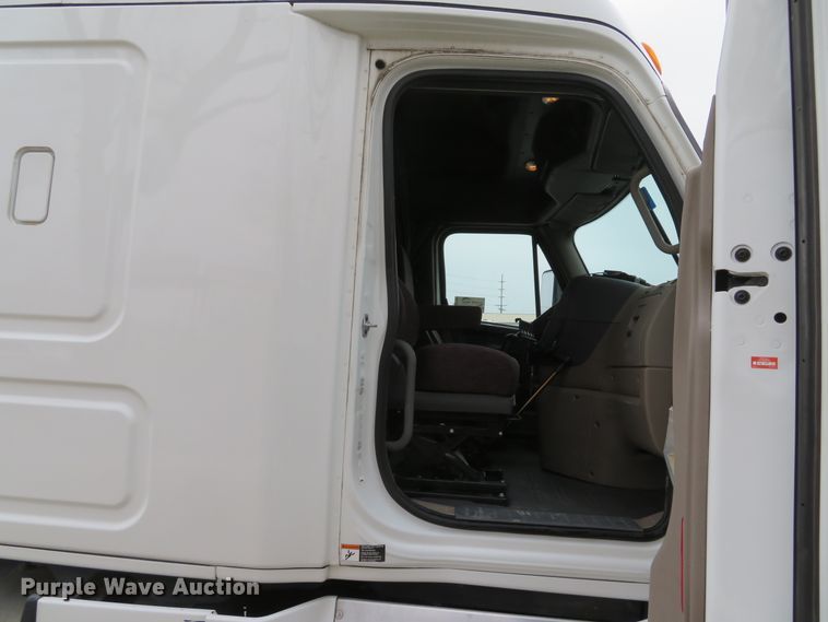 image for item DI2103 2014 Freightliner Cascadia semi truck