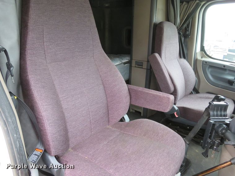 image for item DI2103 2014 Freightliner Cascadia semi truck