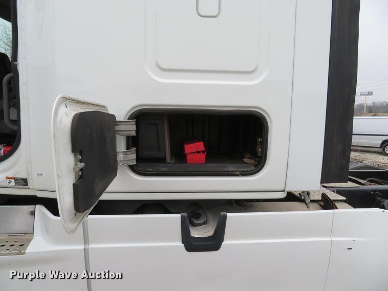 image for item DI2103 2014 Freightliner Cascadia semi truck