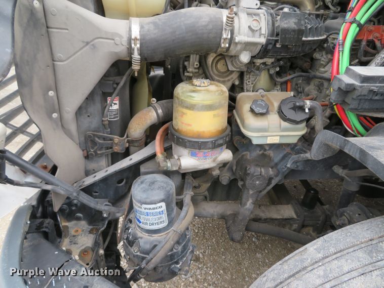 image for item DI2103 2014 Freightliner Cascadia semi truck