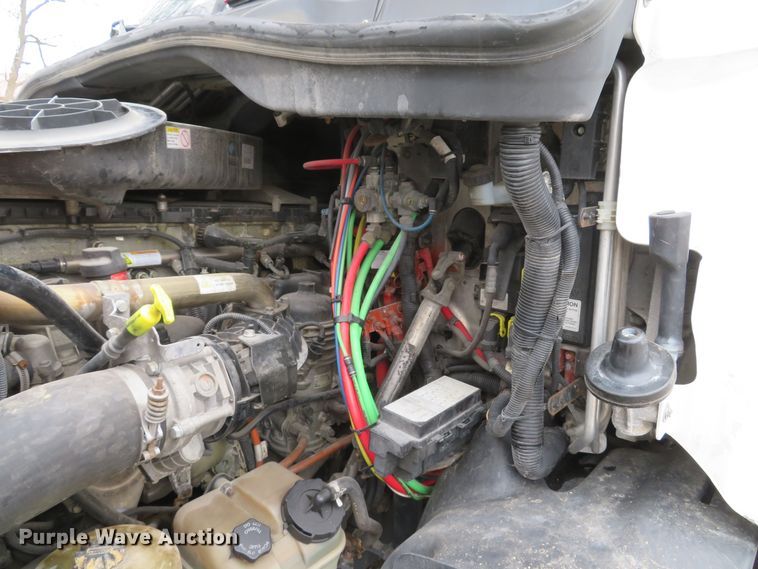 image for item DI2103 2014 Freightliner Cascadia semi truck