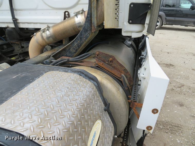 image for item DI2103 2014 Freightliner Cascadia semi truck