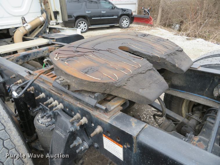 image for item DI2103 2014 Freightliner Cascadia semi truck