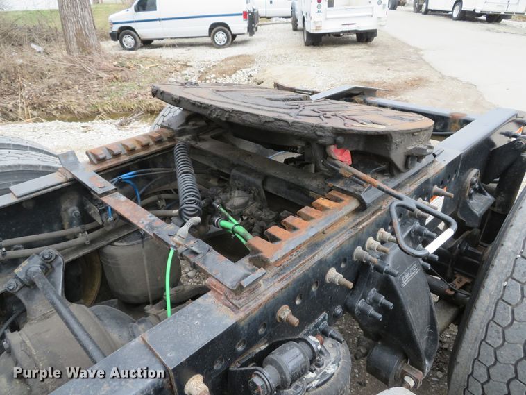 image for item DI2103 2014 Freightliner Cascadia semi truck