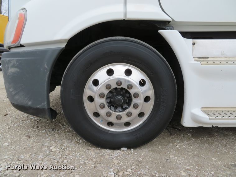 image for item DI2103 2014 Freightliner Cascadia semi truck