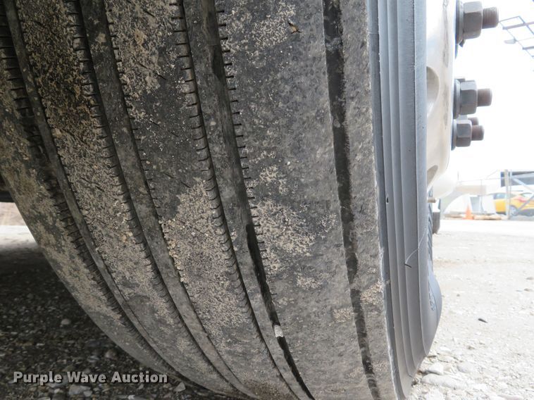 image for item DI2103 2014 Freightliner Cascadia semi truck