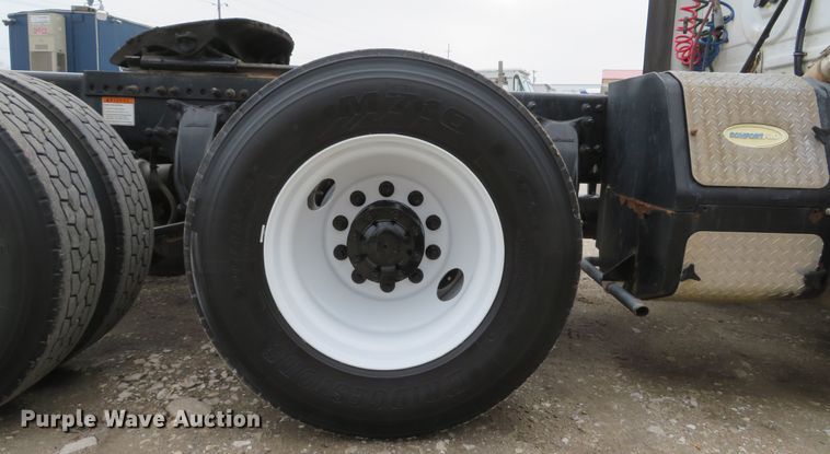 image for item DI2103 2014 Freightliner Cascadia semi truck