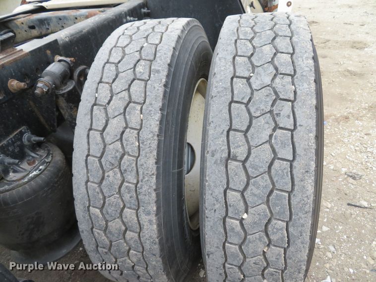 image for item DI2103 2014 Freightliner Cascadia semi truck