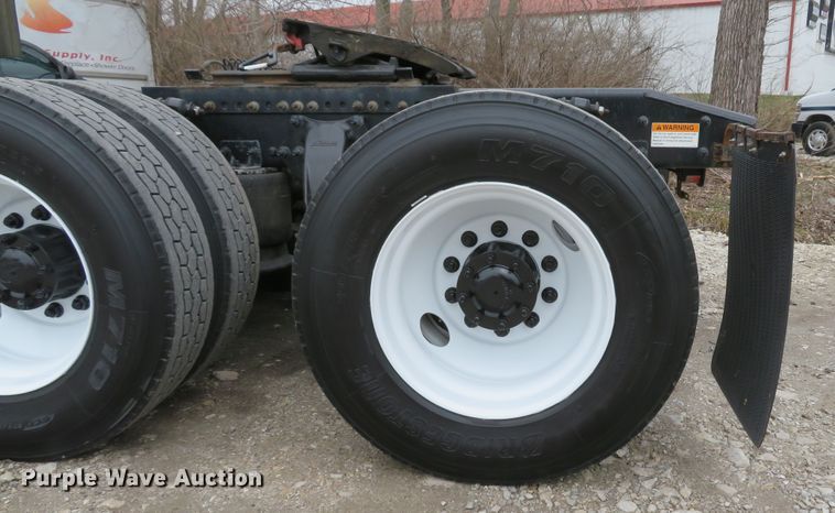 image for item DI2103 2014 Freightliner Cascadia semi truck