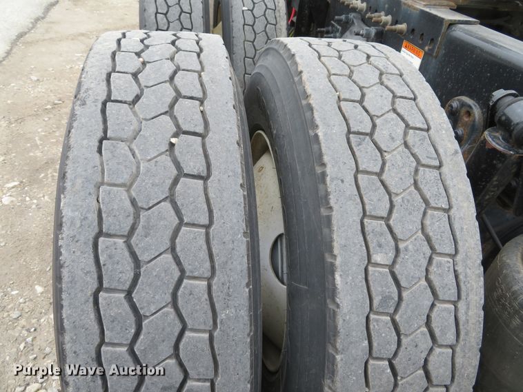 image for item DI2103 2014 Freightliner Cascadia semi truck