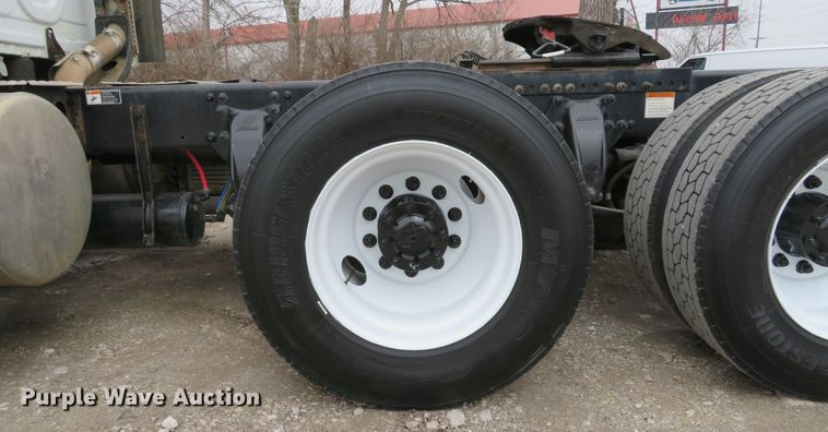 image for item DI2103 2014 Freightliner Cascadia semi truck