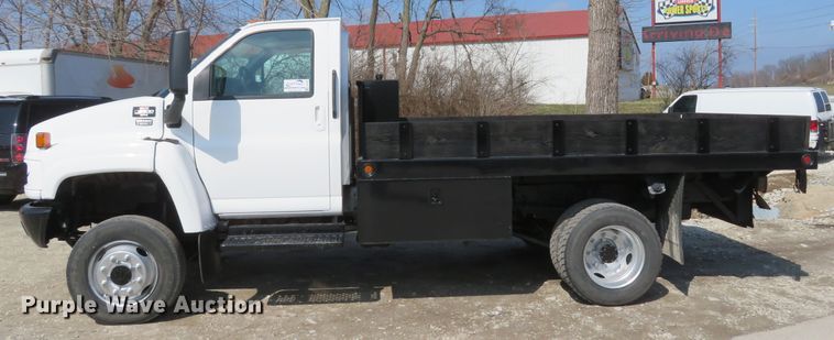 image for item DI2105 2006 GMC C5500 flatbed truck