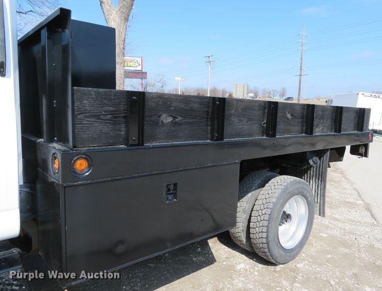 image for item DI2105 2006 GMC C5500 flatbed truck