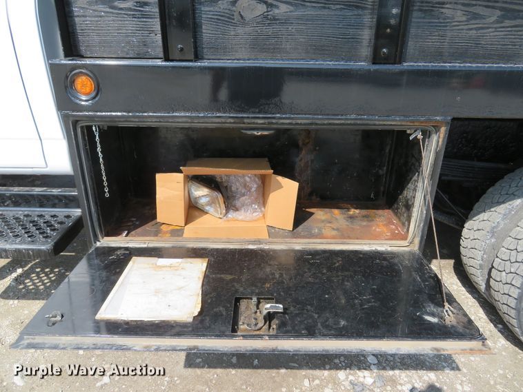 image for item DI2105 2006 GMC C5500 flatbed truck